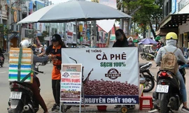 Một chuỗi cà phê xe đẩy "sạch" trên vỉa hè Sài Gòn . Ảnh: Thi Hà.