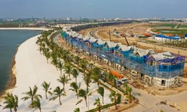 Ảnh chụp đại công trường trong dịp nghỉ lễ 30/4. Hàng ngàn kỹ sư, công nhân, giám sát công trường tại đây đang chạy đua nước rút các hạng mục cuối cùng cho sự kiện đại nhạc hội ra mắt hồ vào giữa tháng 5 này