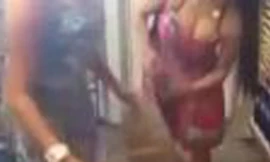 Choáng với chiêu trộm đồ của hai kiều nữ ăn diện mát mẻ