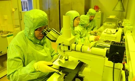 Cán bộ, giảng viên ĐH Bách khoa Hà Nội nghiên cứu về công nghệ vật liệu trong Phòng sạch. (Ảnh: Tiến Dũng)