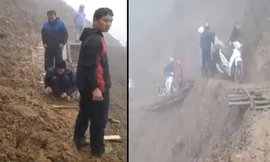 Các thầy cô giáo tự tay đóng lại các tấm ván gỗ nối đoạn đường hư hỏng và giúp đỡ nhau đi qua con đường hiểm trở bên vách núi.