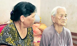 Bà cụ Võ Thị Bài (ngồi cạnh con gái) kể lại sự cố đã xảy ra. 