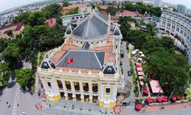 Hàng rào khuôn viên xung quanh Nhà hát lớn sẽ được dỡ bỏ tạo công viên mở. Ảnh: Giang Huy.