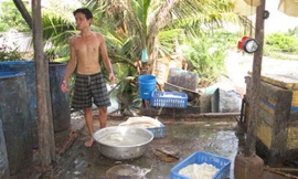 Cơ sở sản xuất da heo phồng bẩn vẫn hoạt động dù đã bị đình chỉ.