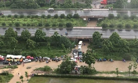 Hàng nghìn người “lội sông” trên đại lộ Thăng Long sau mưa