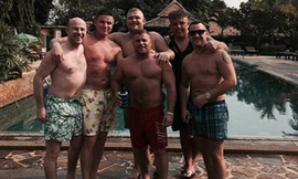 Phillip (ngoài cùng bên trái) cùng Jamie (thứ hai từ trái sang) chụp ảnh cùng những người bạn của họ tại Thái Lan. Ảnh: Telegraph.