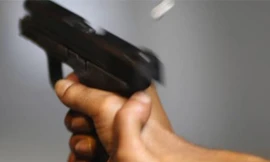 Chết vì bắn vào đầu để chứng minh súng an toàn