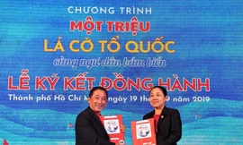 Nam A Bank ký kết trao tặng 1 tỷ, đồng hành cùng chương trình “Một triệu lá cờ Tổ quốc cùng ngư dân bám biển”.