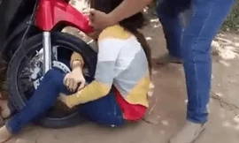 Người chồng liên tục dùng tay đánh vợ, kéo lê đi và buông những lời lẽ vô cùng xúc phạm