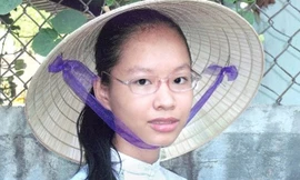 Em Huyền thuộc dạng thí sinh khiếm thị được tuyển thẳng vào đại học, nhưng bây giờ mắt đã sáng nên em quyết định dự thi vào ngành tiếng Nhật và ngành đàn Tam thập lục