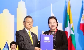 Chủ tịch Quốc hội Nguyễn Thị Kim Ngân tiếp nhận Chủ tịch AIPA 41 từ Thái Lan. (Ảnh: Trọng Đức/TTXVN)