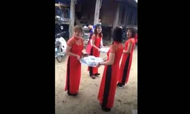 Nhà trai 'choáng' vì lời thách đố uống cả bát tô rượu trắng mới được đón dâu