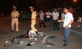 Chiếc xe máy của bố con anh Thuận vỡ nát sau vụ tai nạn 