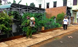 Cán bộ Y tế phun thuốc phòng bệnh