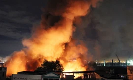 Hơn 3 giờ chữa cháy kho hàng gần cảng Sài Gòn