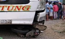 Xe khách cuốn hai xe máy vào gầm, hai người tử vong. Ảnh: Trường Hà.