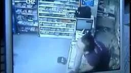 Tên cướp xui xẻo gặp phải chủ cửa hàng 'bá đạo'