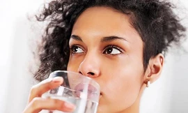 Uống đủ nước. 