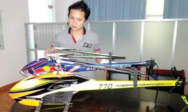 Từ bỏ cuộc sống và công việc ở Mỹ, ông Lê Triều Bảo Lộc về Việt Nam sản xuất loại máy bay đồ chơi - Ảnh: Hoàng Việt 