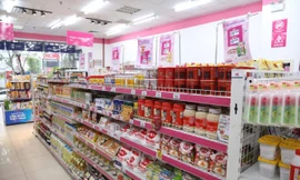 Các loại bánh, nước ngọt, dầu ăn và thực phẩm dành cho sinh hoạt hàng ngày là mặt hàng rất đa dạng chủng loại tại siêu thị Sakuko. 