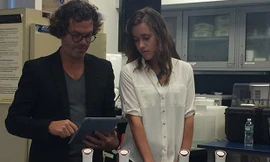 Giáo sư Edward và cộng sự Rachel Field trình diễn thiết bị gửi nhận email có mùi hương tại Bảo tàng Lịch sử Tự nhiên Hoa Kỳ