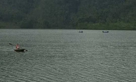 Công việc tìm kiếm nạn nhân đang được tiến hành trên đập Am. 