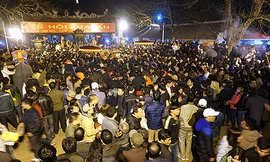 Du khách thập phương đến đền Trần để xin lộc ấn. Ảnh: Việt Linh.