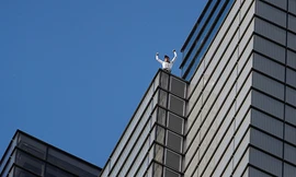 'Người nhện' Pháp bị bắt vì trèo lên tòa nhà 46 tầng ở Anh