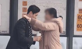 Sự chu đáo, ân cần người Hàn dành cho một người qua đường khiến dân mạng cảm động. Ảnh cắt từ clip.