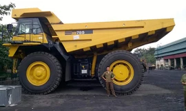 Siêu xe chục tỷ cao như nhà hai tầng trên đường Quảng Ninh