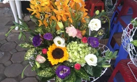 Thị trường 20/11: Một lẵng hoa 2 triệu rưỡi, cắm không kịp để bán