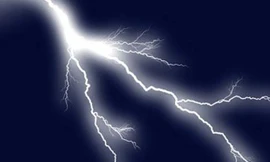 Sét đánh tung lán, 2 người tử vong