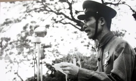 Bí thư Thành ủy, Chủ tịch Ủy ban Quân chính Thành phố Hải Phòng - Đỗ Mười đọc thư của Chủ tịch Hồ Chí Minh gửi đồng bào Hải Phòng trong buổi lễ Quân đội nhân dân Việt Nam vào tiếp quản thành phố ngày 14/5/1955. Ảnh tư liệu.