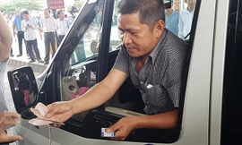 Tài xế dung tiền lẻ mua vé qua trạm
