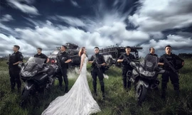 Chàng cảnh sát đặc nhiệm điển trai đưa hôn thê vào khu huấn luyện chụp ảnh cưới