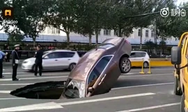 Chiếc xe trị giá 17 tỷ bị nuốt chửng trong khi chờ đèn giao thông ở Cáp Nhĩ Tân, Trung Quốc.