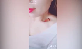 Rộ trào lưu thả cá vào xương quai xanh để đọ dáng chuẩn