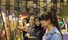 Nhiều người trẻ đồng cảm khi đến xem triển lãm và biết về câu chuyện của các chị.