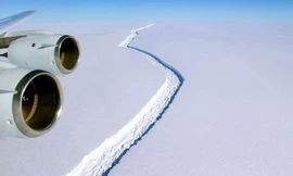 Vết nứt ở rìa thềm băng Larsen C nhìn từ trên cao. Ảnh: NASA.