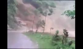 Lũ ống cuồn cuộn như thác đổ tràn xuống đường