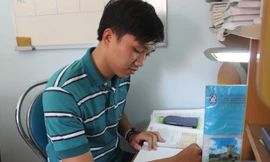 Góc học tập gọn gàng trên căn gác xép nhỏ của Đào Ngọc Minh Huy. Ảnh: Giang Thanh