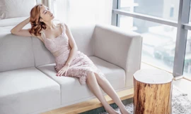 Ninh Dương Lan Ngọc diện váy ren xẻ ngực siêu gợi cảm