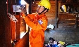 Thực hiện sửa chữa, thay mới bóng đèn, bảng điện cho hộ nghèo, gia đình chính sách trên địa bàn tỉnh