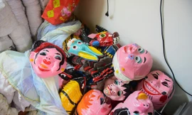 Gia đình 40 năm giữ nghề mặt nạ giấy bồi ở phố cổ Hà Nội