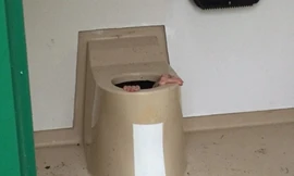 Người thanh niên Na Uy chui vào nhưng không thể chui ra khỏi bồn cầu. Ảnh: VG