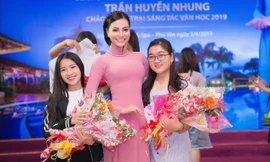 Đêm thơ nhạc của Nữ hoàng Trần Huyền Nhung xúc động đầy nước mắt tại Viet Star