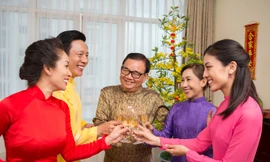 Tránh những chủ đề nhạy cảm liên quan tới tài chính và kết hôn của người trẻ là cách để cả gia đình ăn Tết vui vẻ, đầm ấm.
