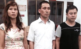 Vợ chồng Hưng, Hằng và Hiếu tại cơ quan điều tra. Ảnh: C.A