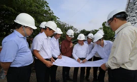 1.	Ông Đặng Phan Tường - Chủ tịch HĐTV EVNNPT kiểm tra tiến độ thi công 2 vị trí cột 05, 06 vượt sông Hậu của đường dây 500 kV Sông Hậu - Đức Hòa