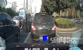 Dừng xe để cứu mèo con kẹt dưới gầm xe khác